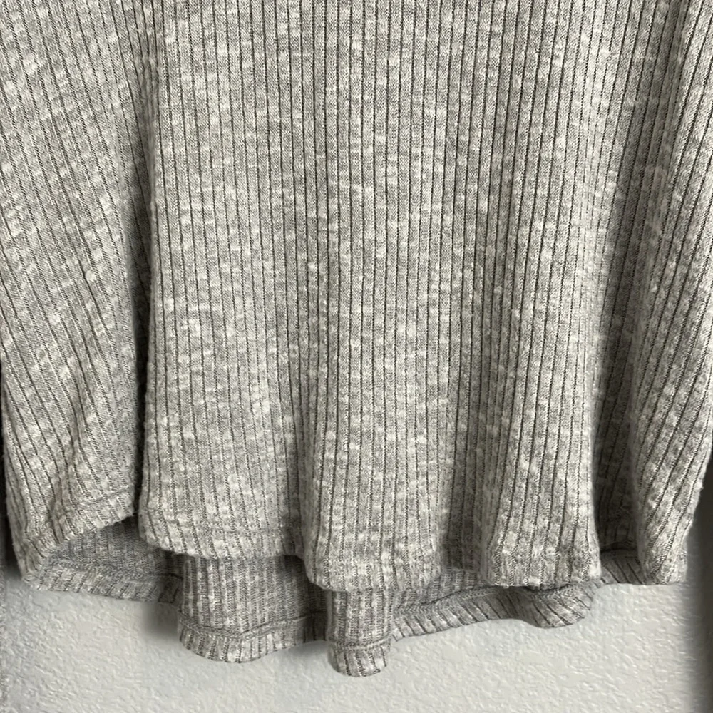 American Eagle Gray ribbed long sleeve top - Picture 3 of 10